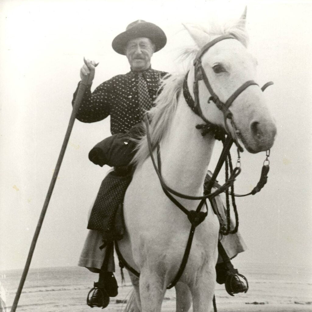 Le Marquis Folco de Baroncelli-Javon en tenue de gardian de Camargue