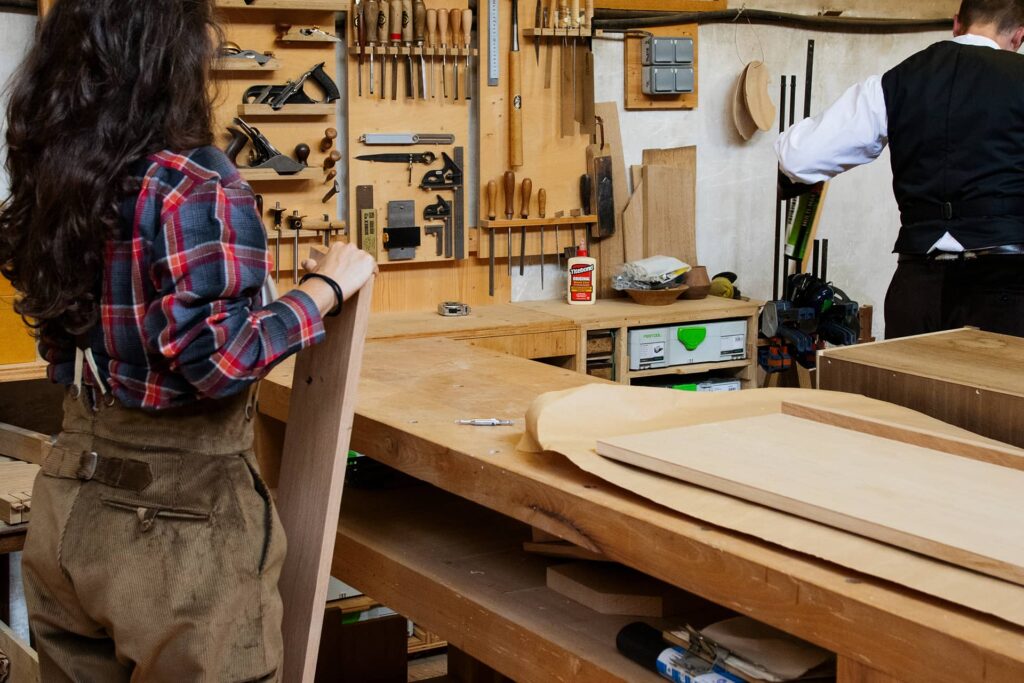 Artisans en pantalon de travail traditionnel