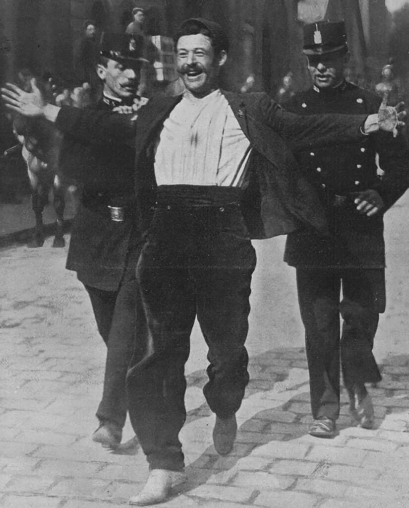 Photographie intitulée Le bon gréviste, réunion ouvriers du bâtiment au Tivoli Vauxhall en 1909, potentiellement liée aux grèves parisiennes.