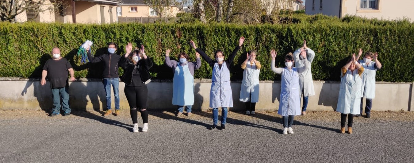 équipe du Laboureur, motivée pour fabriquer des masques